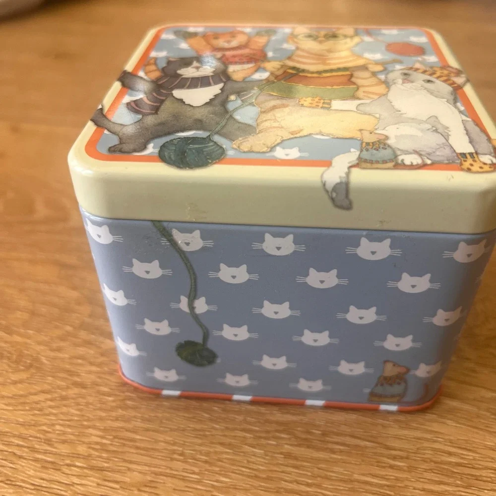 Vtg‎ Emma Ball Kittens Mittens Square Storage Tin Cat Knitting Collectible 4